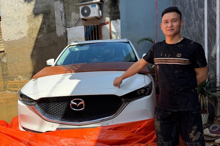 Chi 800 nghìn đồng bọc bạt ô tô tránh lũ, chủ xe Thái Nguyên bảo toàn 'xế cưng'- Ảnh 1.