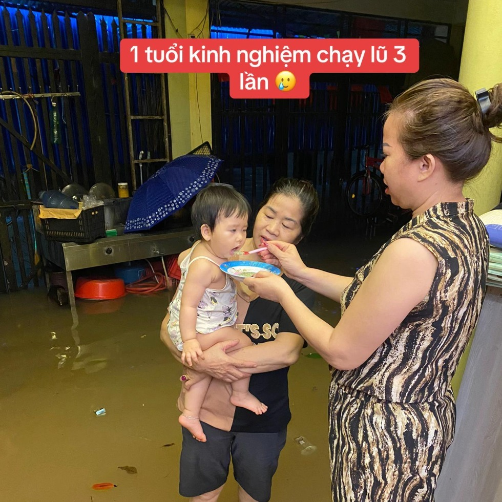 Thương lắm những bé con giữa biển nước lũ: Có bé mới 1 tuổi đã 3 lần chạy lũ, có bé còn quấn tã 