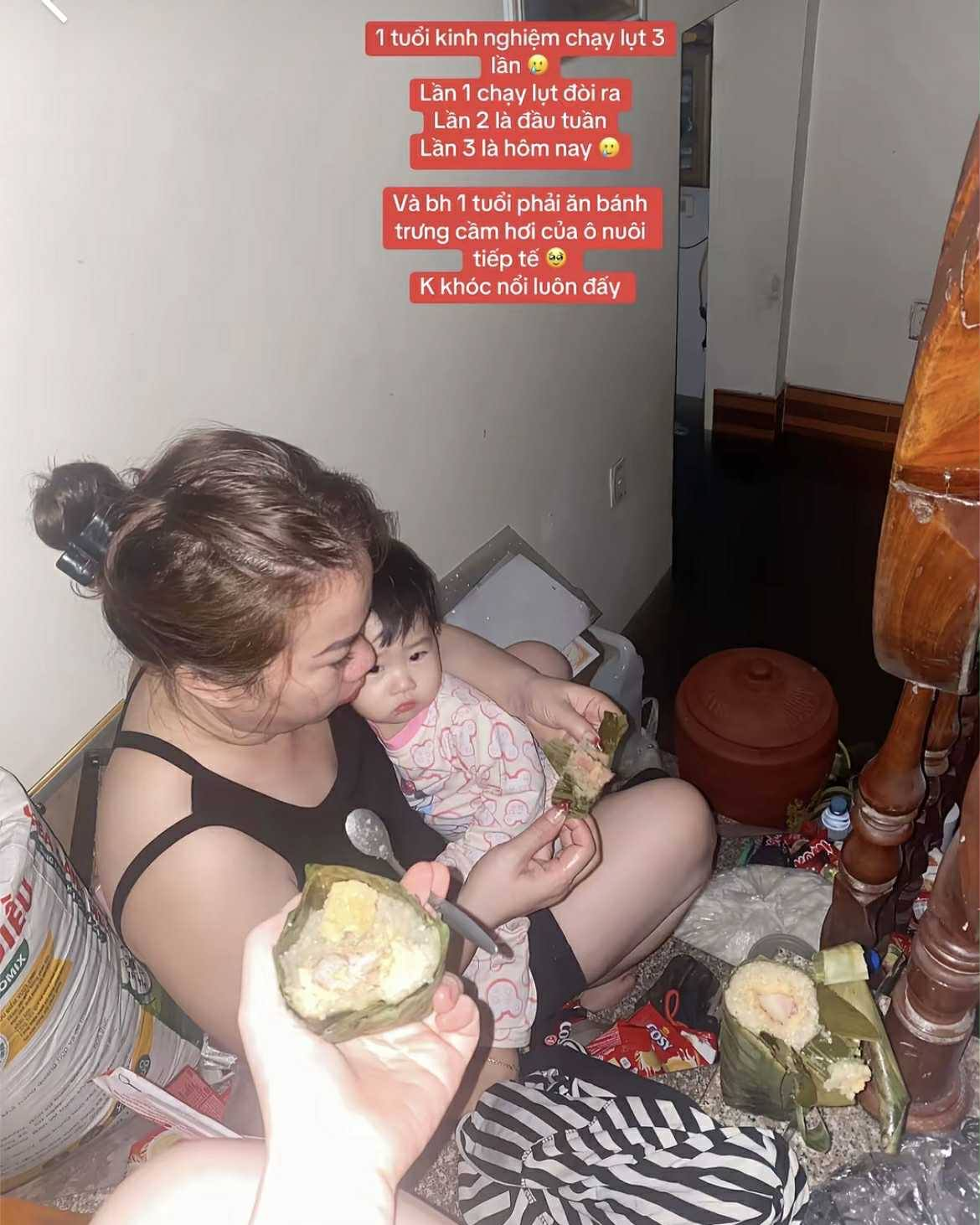 Thương lắm những bé con giữa biển nước lũ: Có bé mới 1 tuổi đã 3 lần chạy lũ, có bé còn quấn tã 