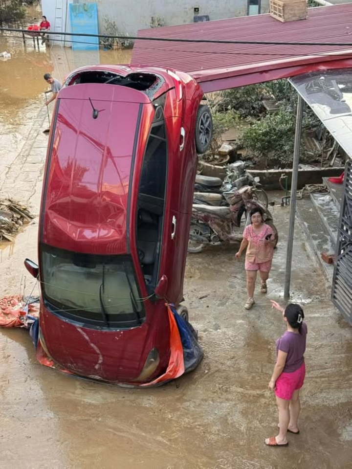 Chi 800 nghìn đồng bọc bạt ô tô tránh lũ, chủ xe Thái Nguyên bảo toàn 'xế cưng'- Ảnh 3.