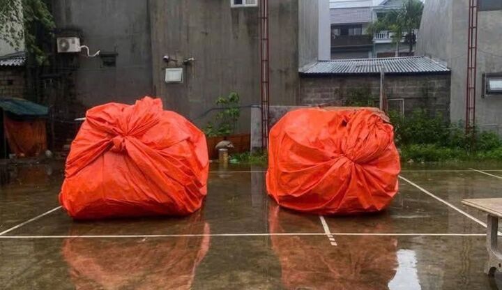 Chi 800 nghìn đồng bọc bạt ô tô tránh lũ, chủ xe Thái Nguyên bảo toàn 'xế cưng'- Ảnh 5.