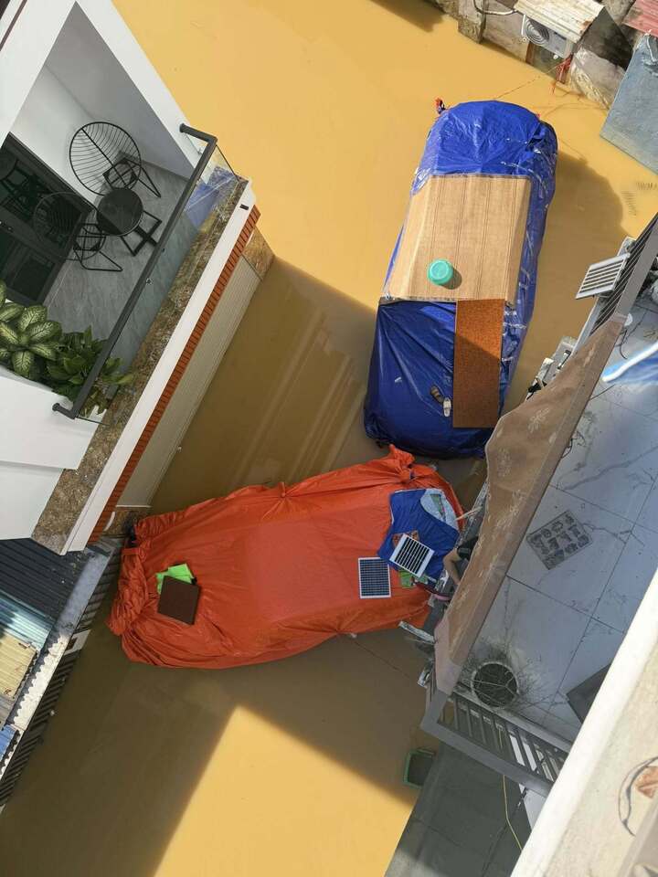 Chi 800 nghìn đồng bọc bạt ô tô tránh lũ, chủ xe Thái Nguyên bảo toàn 'xế cưng'- Ảnh 2.