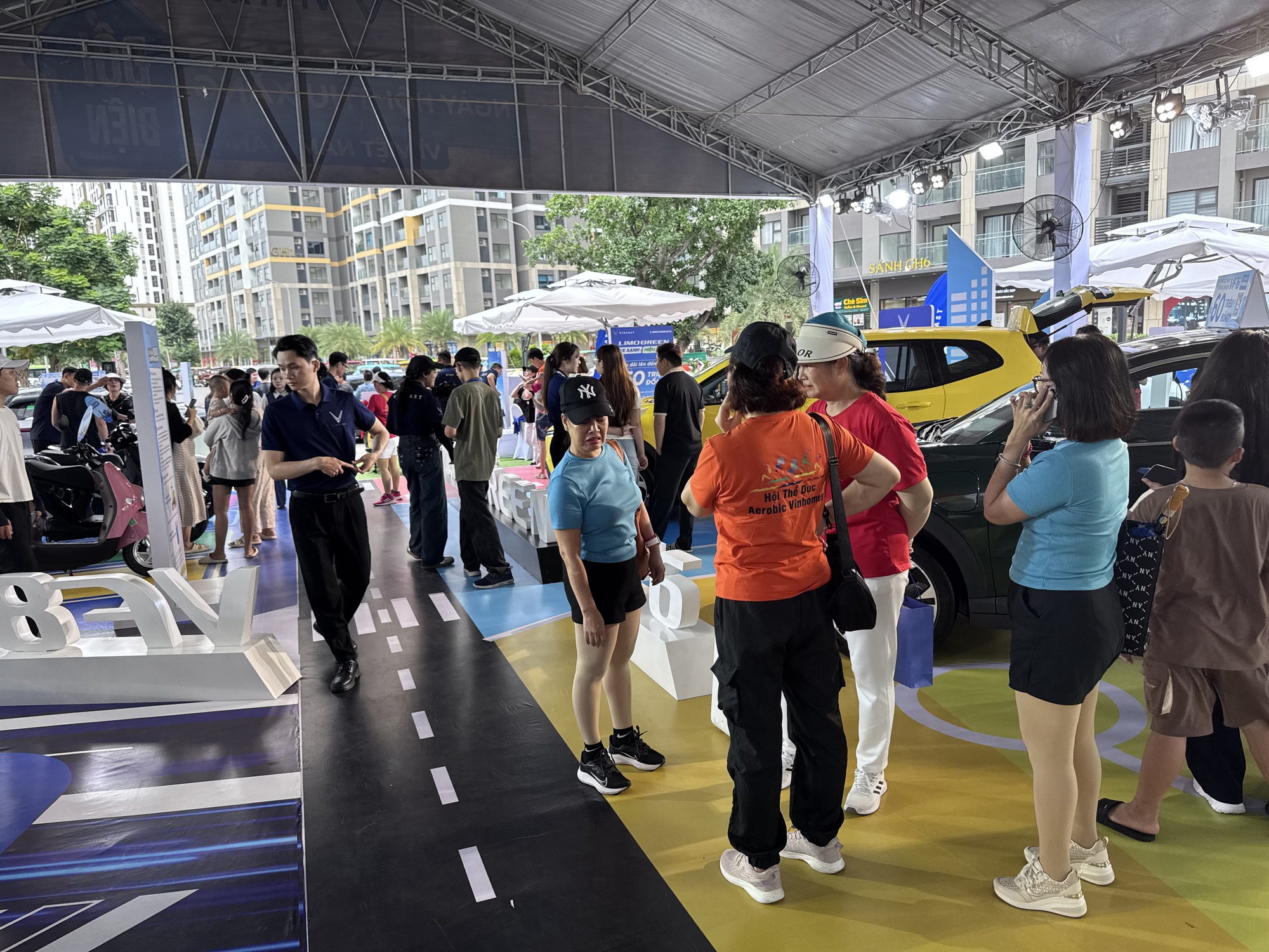 Cuối tuần nhộn nhịp đổi xe xăng sang xe điện- Ảnh 6. Cuối tuần nhộn nhịp đổi xe xăng sang xe điện- Ảnh 6.