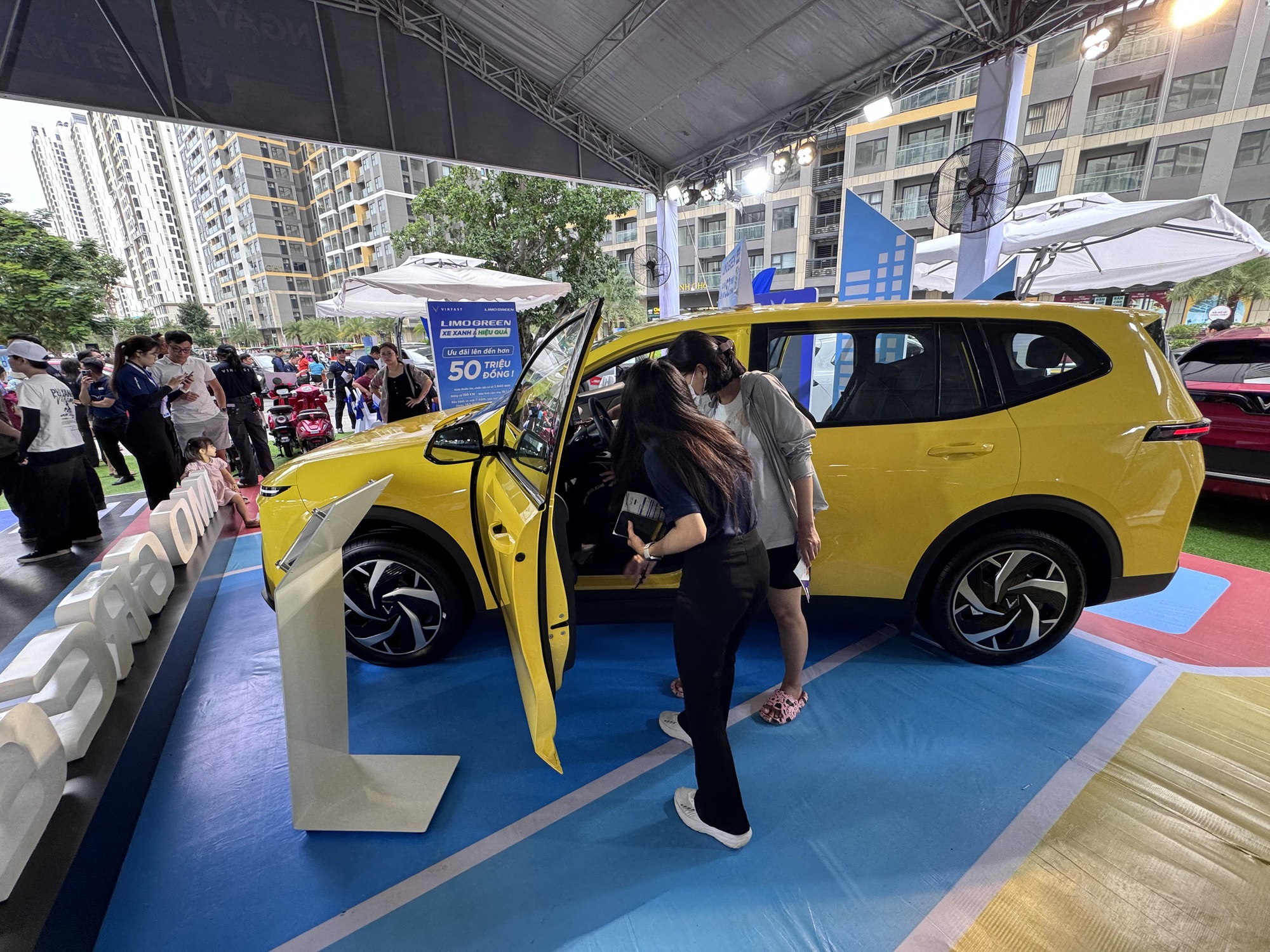 Cuối tuần nhộn nhịp đổi xe xăng sang xe điện- Ảnh 7. Cuối tuần nhộn nhịp đổi xe xăng sang xe điện- Ảnh 7.