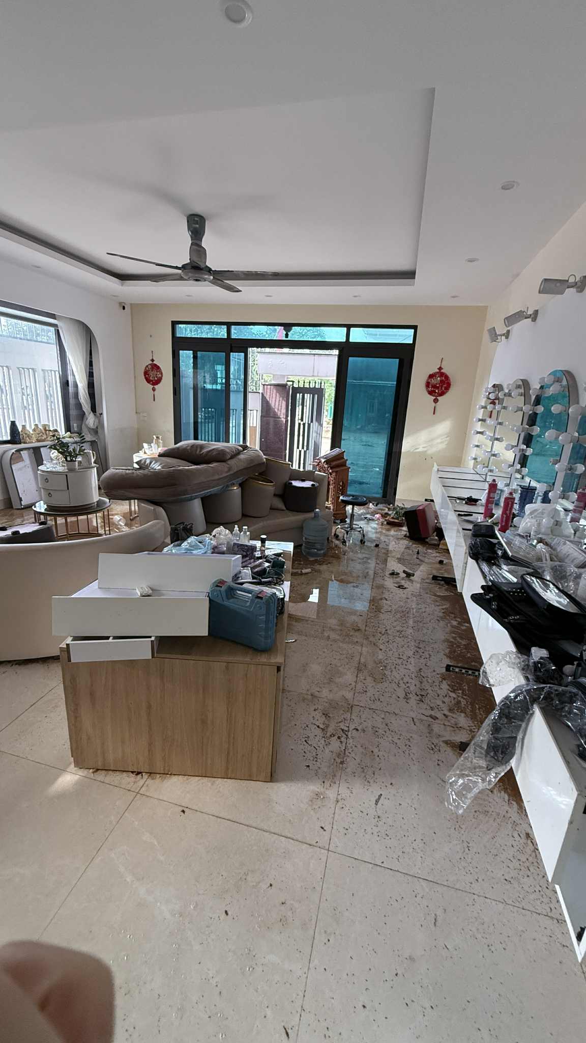 100k - 300k/ tiếng dọn nhà sau lũ: Thương ông bà, không ai chê giá... chỉ sợ không ai đến giúp- Ảnh 3. 100k - 300k/ tiếng dọn nhà sau lũ: Thương ông bà, không ai chê giá... chỉ sợ không ai đến giúp- Ảnh 3.