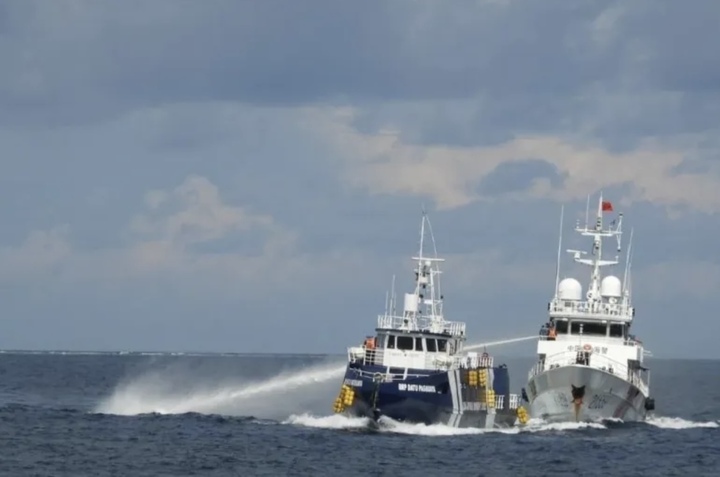 Philippines c&aacute;o buộc t&agrave;u Trung Quốc đ&acirc;m ch&igrave;m t&agrave;u, bắn v&ograve;i rồng ở Biển Đ&ocirc;ng- Ảnh 1.