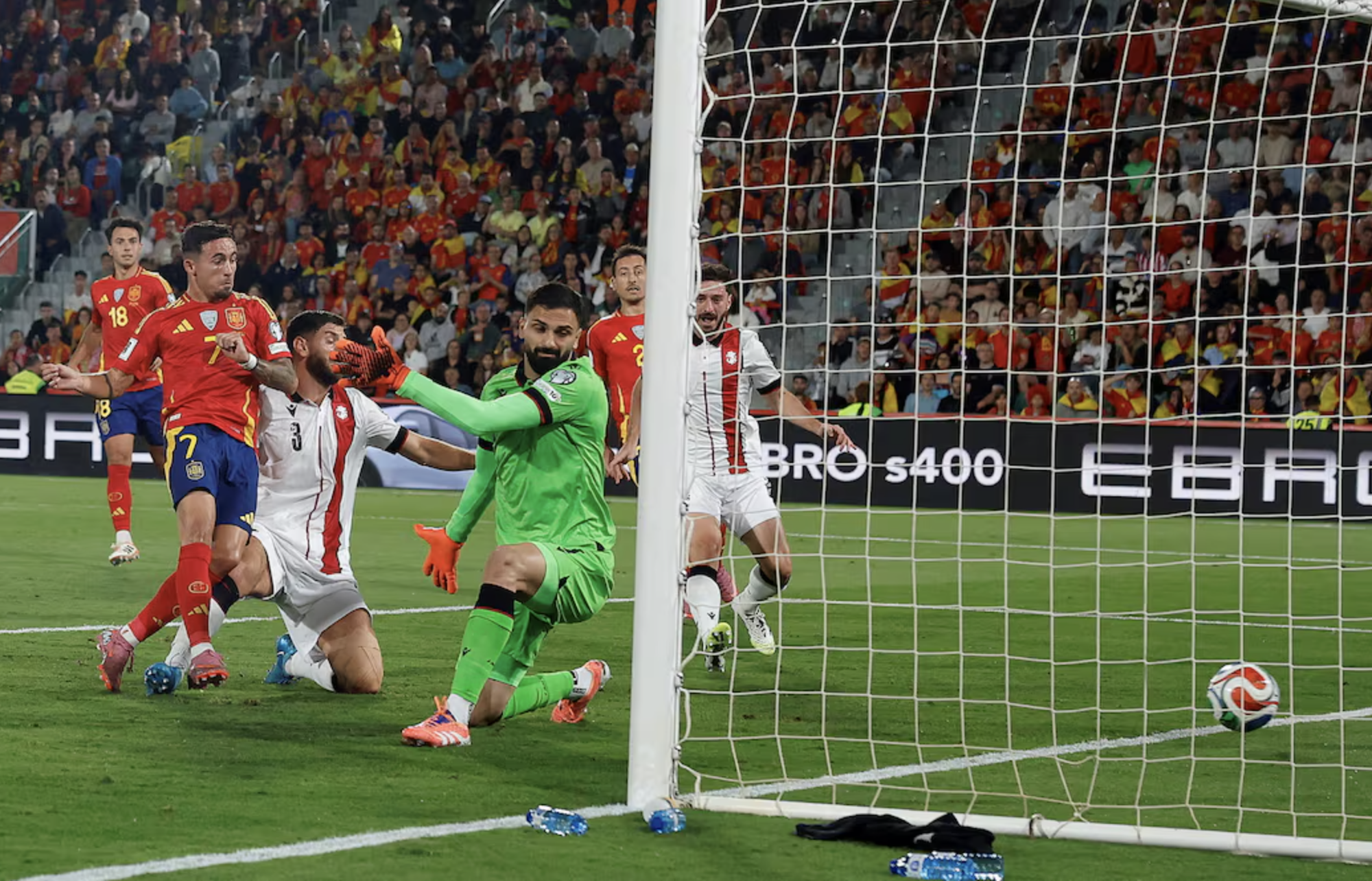 Thắng nhàn nhã Georgia, Tây Ban Nha tăng tốc giành vé World Cup- Ảnh 2. Thắng nhàn nhã Georgia, Tây Ban Nha tăng tốc giành vé World Cup- Ảnh 2.