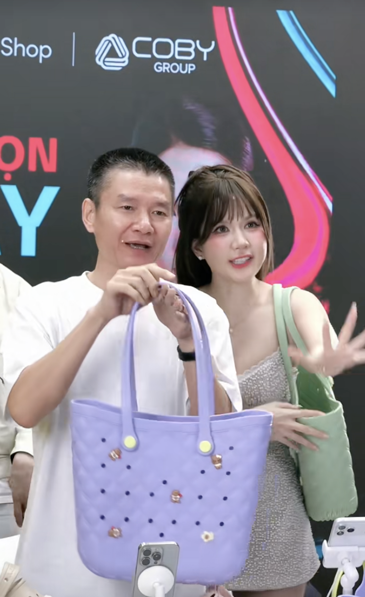 Chủ tịch dép Nesty và Ngọc Trinh- Ảnh 3.