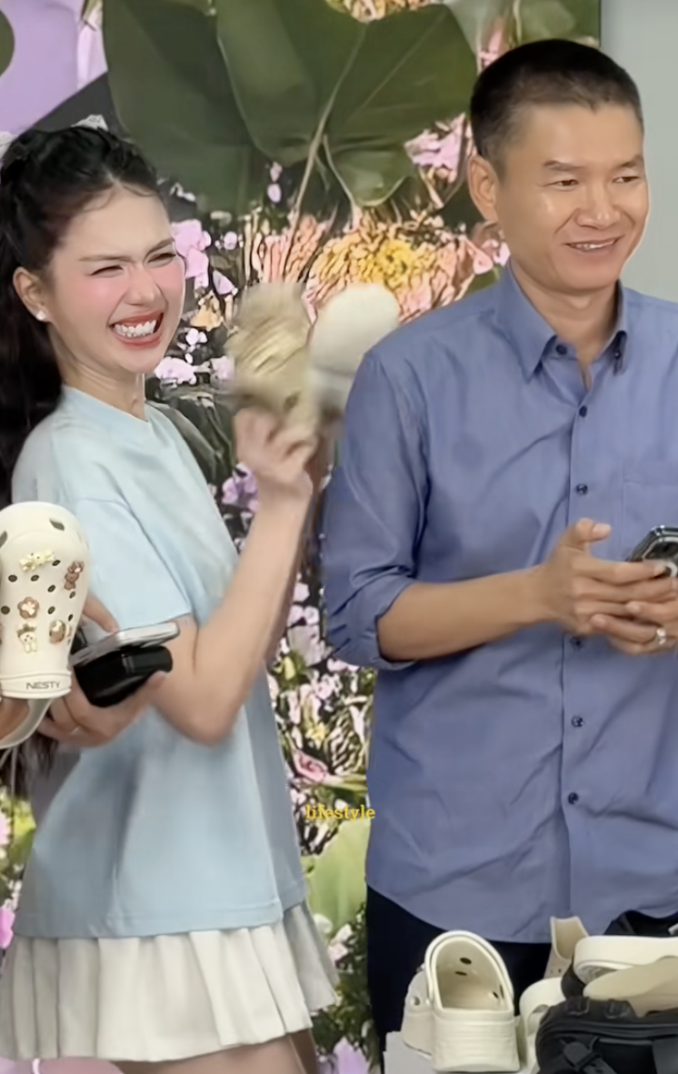 Chủ tịch dép Nesty và Ngọc Trinh- Ảnh 2.