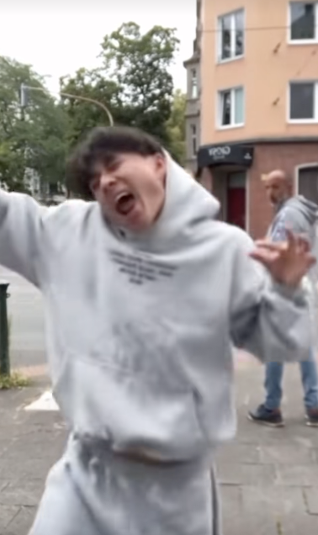 TikToker Việt gửi lời xin lỗi sau khi có hành vi phản cảm ở Đức, bị TikToker Việt gửi lời xin lỗi sau khi có hành vi phản cảm ở Đức, bị