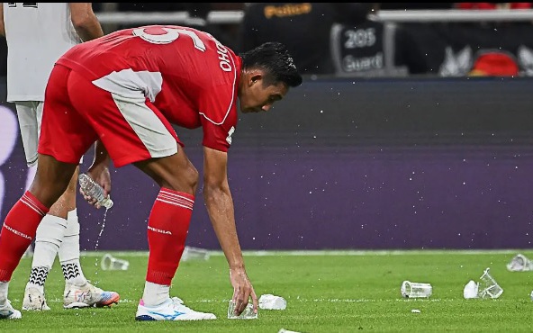 HLV Indonesia liên tục… đấm vào ghế vì chán nản, cầu thủ thì bật khóc trên sân