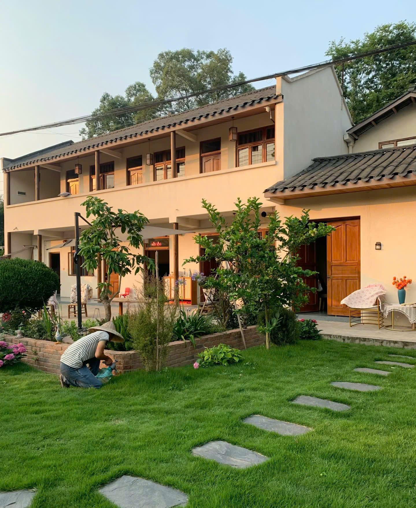 Cô giúp việc nghỉ hưu sớm, mang 2 tỷ rủ “ông hàng xóm” xây nhà dưỡng già: Tuổi này mới biết sung sướng là gì- Ảnh 2.