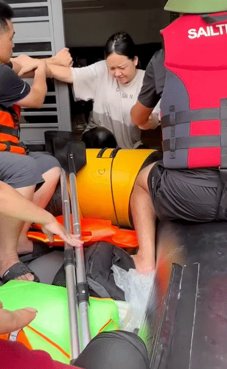 Thương lắm những bé con giữa biển nước lũ: Có bé mới 1 tuổi đã 3 lần chạy lũ, có bé còn quấn tã 