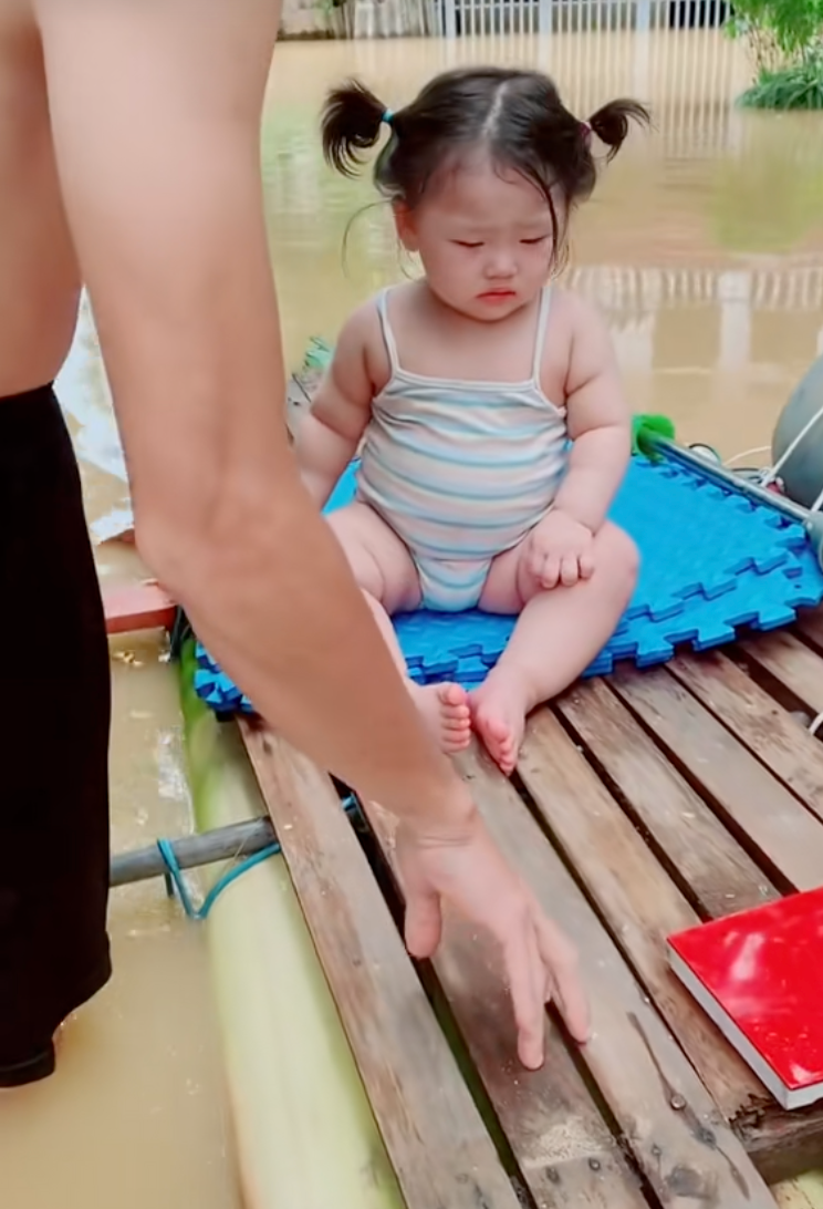 Thương lắm những bé con giữa biển nước lũ: Có bé mới 1 tuổi đã 3 lần chạy lũ, có bé còn quấn tã 