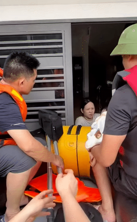 Thương lắm những bé con giữa biển nước lũ: Có bé mới 1 tuổi đã 3 lần chạy lũ, có bé còn quấn tã 