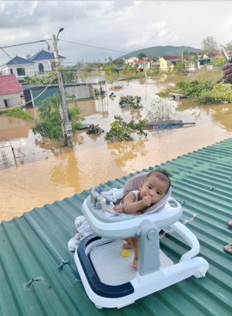 Thương lắm những bé con giữa biển nước lũ: Có bé mới 1 tuổi đã 3 lần chạy lũ, có bé còn quấn tã 