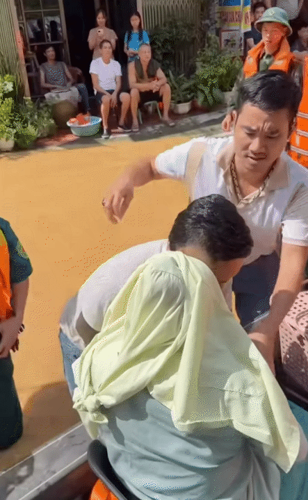 Thương lắm những bé con giữa biển nước lũ: Có bé mới 1 tuổi đã 3 lần chạy lũ, có bé còn quấn tã 