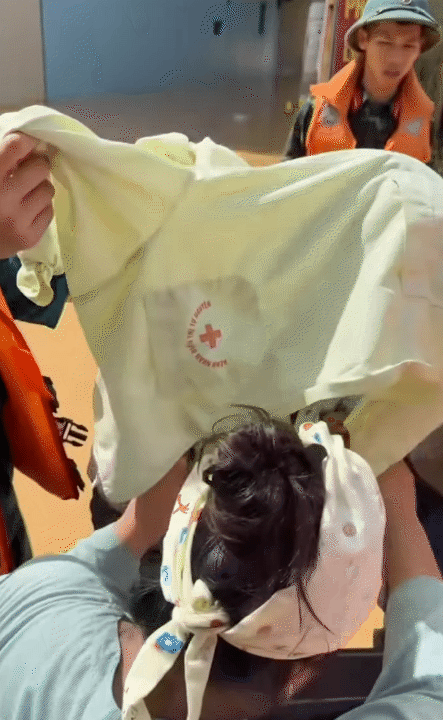 Thương lắm những bé con giữa biển nước lũ: Có bé mới 1 tuổi đã 3 lần chạy lũ, có bé còn quấn tã 