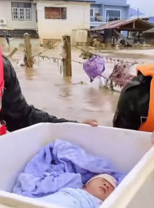 Thương lắm những bé con giữa biển nước lũ: Có bé mới 1 tuổi đã 3 lần chạy lũ, có bé còn quấn tã 