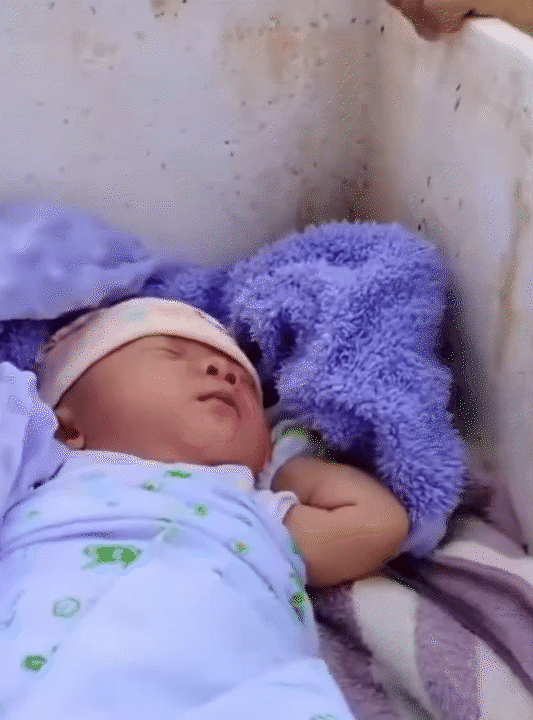 Thương lắm những bé con giữa biển nước lũ: Có bé mới 1 tuổi đã 3 lần chạy lũ, có bé còn quấn tã 