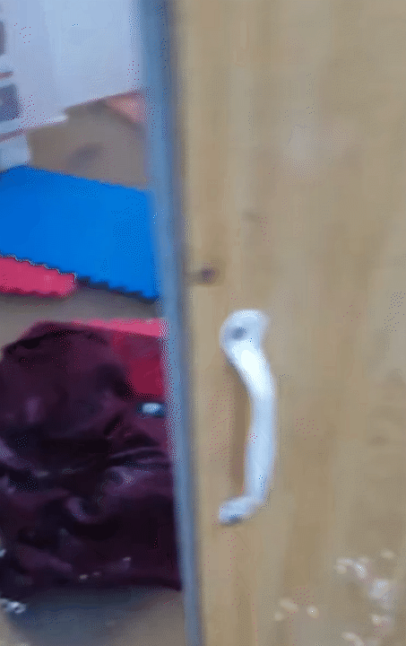 Thương lắm những bé con giữa biển nước lũ: Có bé mới 1 tuổi đã 3 lần chạy lũ, có bé còn quấn tã 