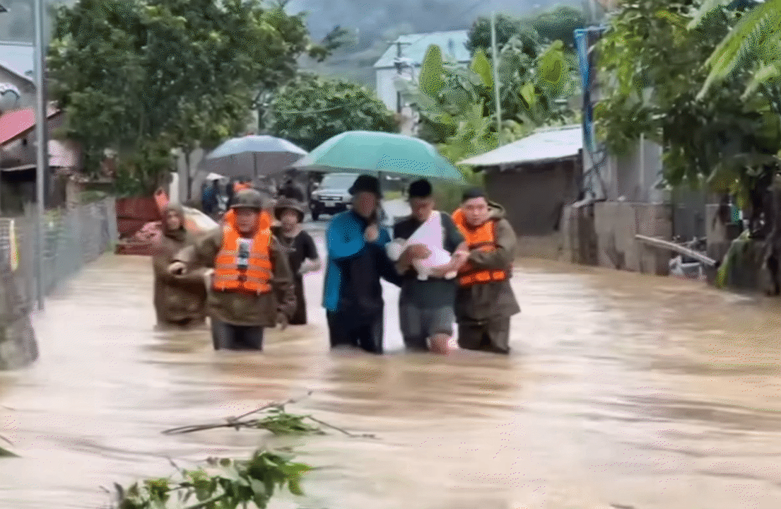 Thương lắm những bé con giữa biển nước lũ: Có bé mới 1 tuổi đã 3 lần chạy lũ, có bé còn quấn tã "đỏ hỏn" đã phải đã cùng mẹ vượt qua giông bão- Ảnh 19.