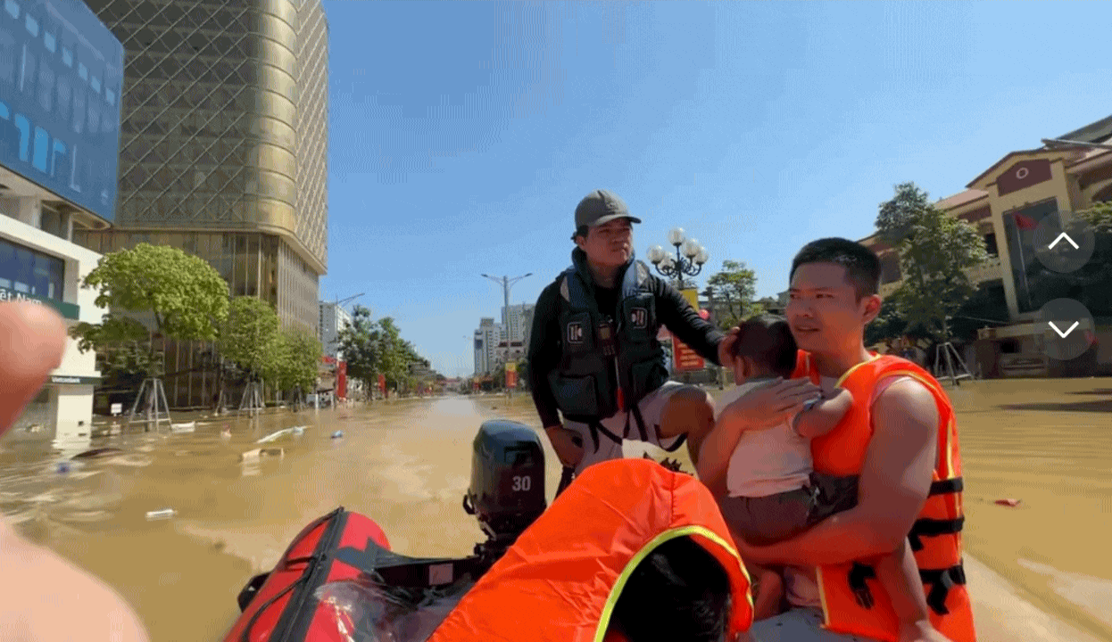 Thương lắm những bé con giữa biển nước lũ: Có bé mới 1 tuổi đã 3 lần chạy lũ, có bé còn quấn tã "đỏ hỏn" đã phải đã cùng mẹ vượt qua giông bão- Ảnh 10.