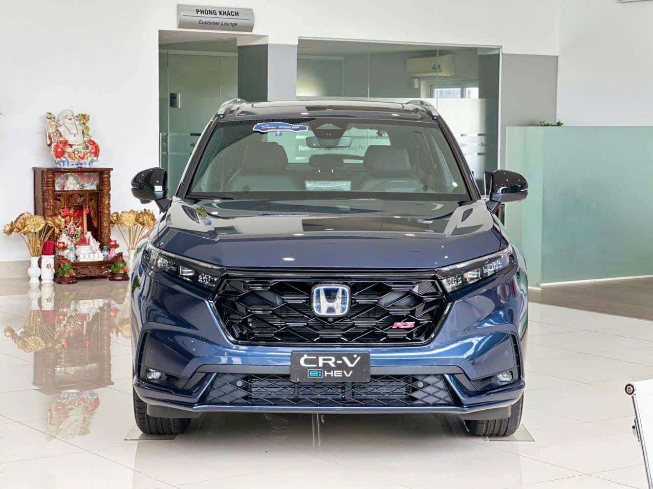 Honda CR-V vừa làm ‘vua hybrid’ tại Việt Nam 1 tháng đã bị Toyota Corolla Cross soán ngôi, cộng dồn từ đầu năm còn đứng sau 2 mẫu khác- Ảnh 3. Honda CR-V vừa làm ‘vua hybrid’ tại Việt Nam 1 tháng đã bị Toyota Corolla Cross soán ngôi, cộng dồn từ đầu năm còn đứng sau 2 mẫu khác- Ảnh 3.