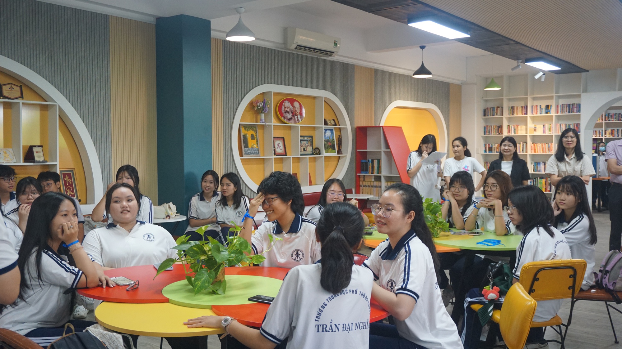 Bộ GD-ĐT ban h&agrave;nh quy định mới, t&aacute;c động tới to&agrave;n bộ học sinh, gi&aacute;o vi&ecirc;n c&aacute;c trường chuy&ecirc;n- Ảnh 1.