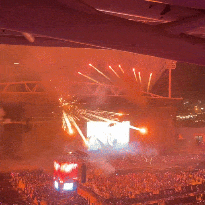 Sự cố nổ pháo hoa rơi trúng khán giả tại concert Em Xinh- Ảnh 2. Sự cố nổ pháo hoa rơi trúng khán giả tại concert Em Xinh- Ảnh 2.