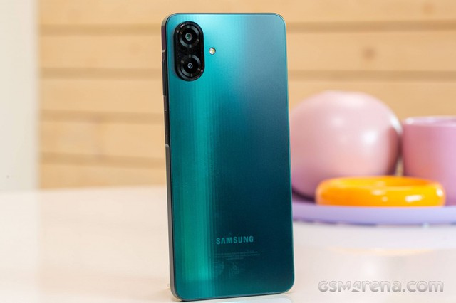 Điện thoại Samsung giá 2 triệu mới góp mặt ở Việt Nam: Màn 90Hz, pin 5.000 mAh, dùng 6 năm không lỗi thời- Ảnh 2. Điện thoại Samsung giá 2 triệu mới góp mặt ở Việt Nam: Màn 90Hz, pin 5.000 mAh, dùng 6 năm không lỗi thời- Ảnh 2.