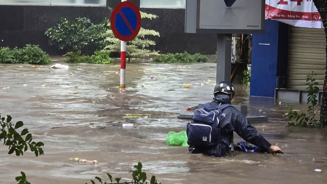 V&igrave; sao H&agrave; Nội bị 'nhấn ch&igrave;m' sau trận mưa lớn?- Ảnh 1.