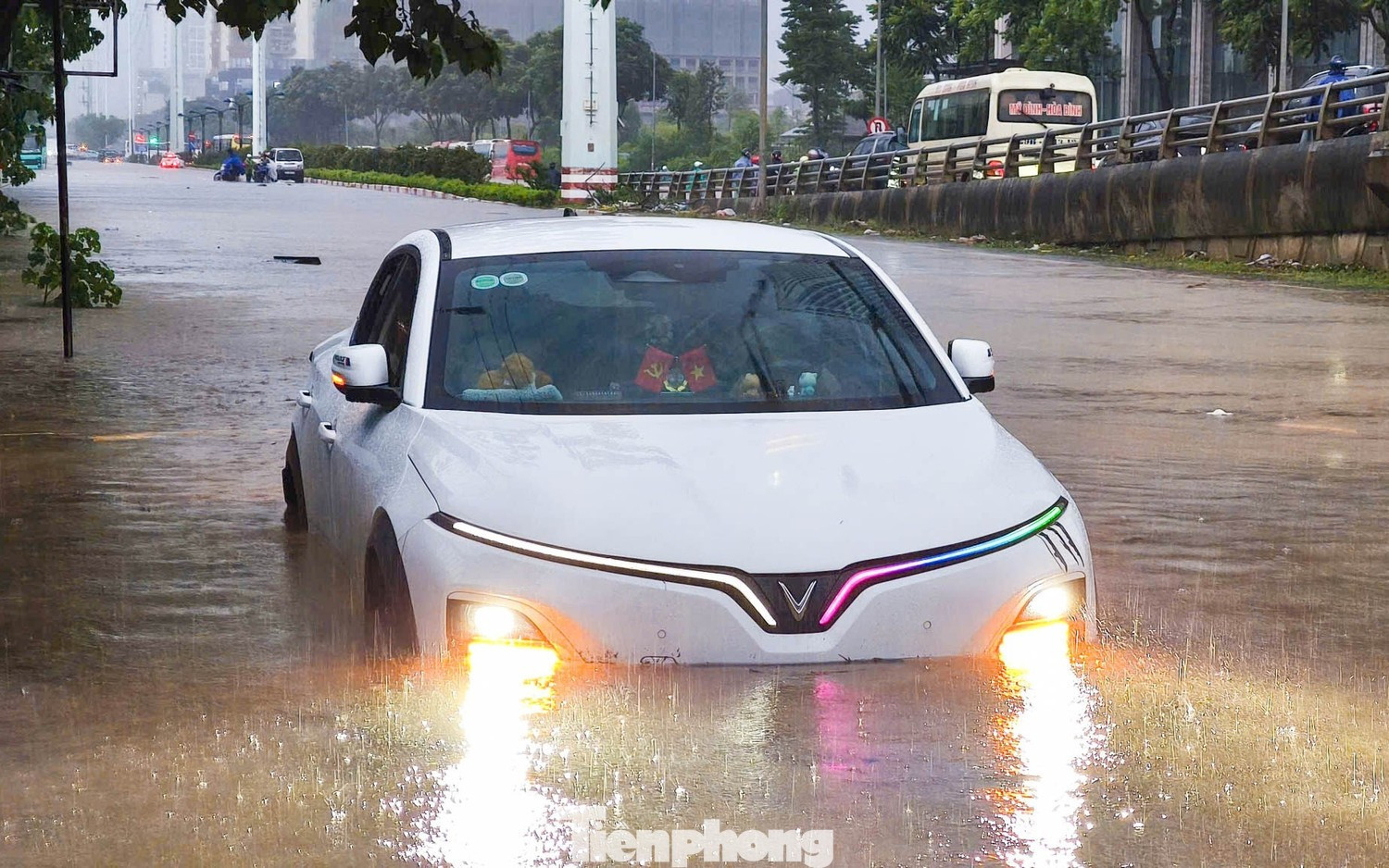 V&igrave; sao H&agrave; Nội bị 'nhấn ch&igrave;m' sau trận mưa lớn?- Ảnh 9.