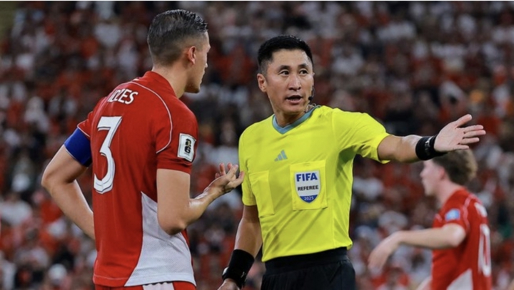 Trọng t&agrave;i Trung Quốc bị tố c&oacute; th&aacute;i độ kh&ocirc;ng đ&uacute;ng mực với cầu thủ Indonesia- Ảnh 1.