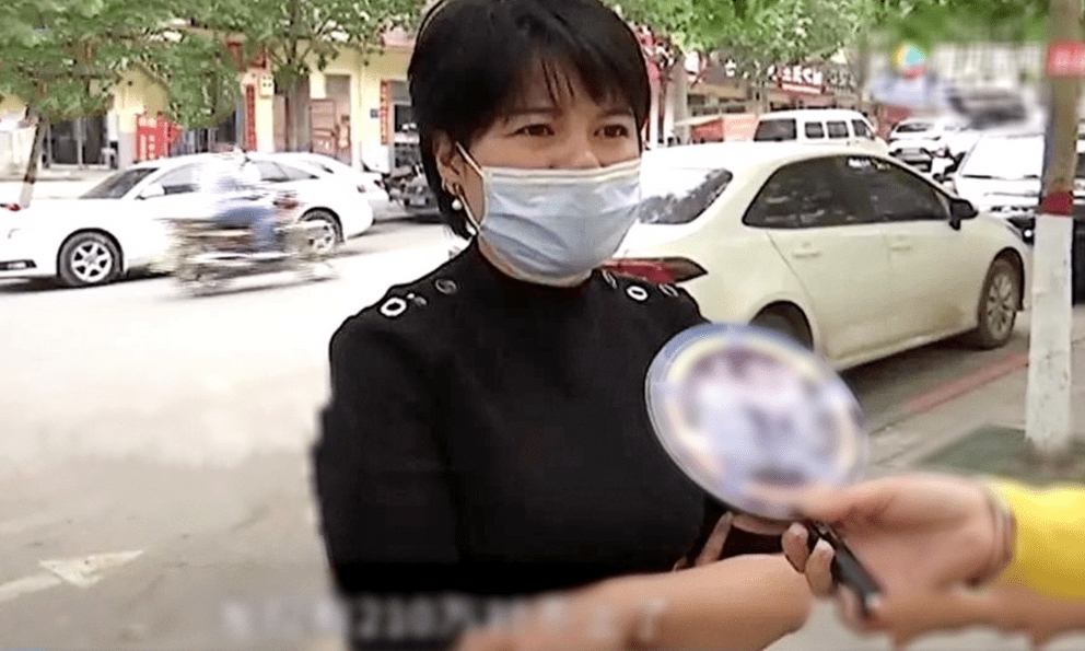 Gửi tiết kiệm 7,7 tỷ đồng, 1 năm sau đến rút tài khoản còn 0 đồng, nhận được thông báo: “Đã giúp cô cho vay kiếm lời, 20 năm nữa hoàn trả”- Ảnh 1.