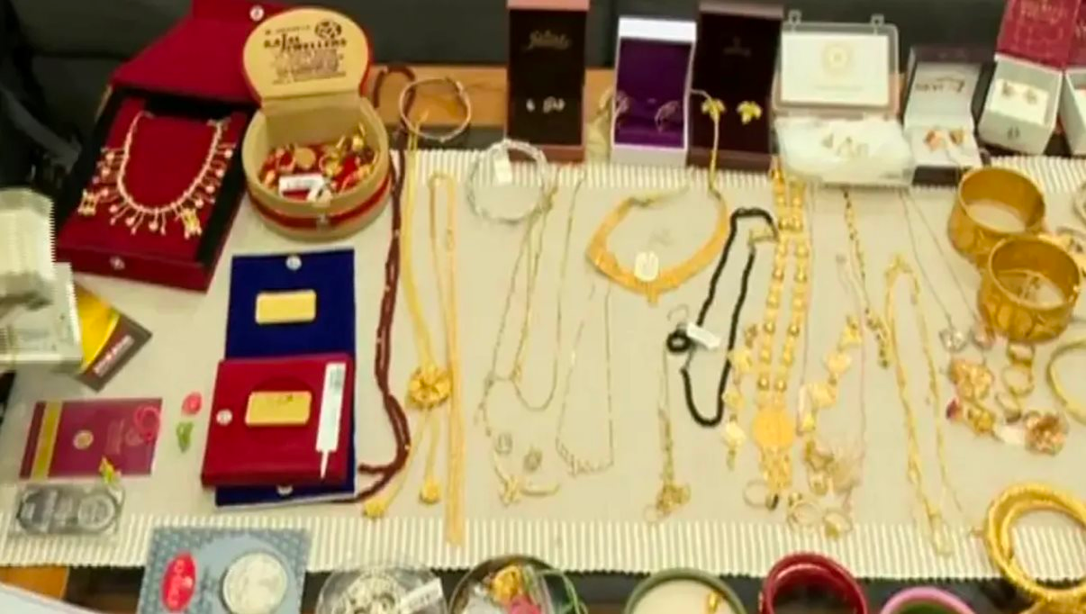 Đột kích nhà riêng của một phó Giám đốc công ty xây dựng, tịch thu số vàng trị giá gần 2 tỷ đồng, 400 triệu tiền mặt và 6 bất động sản ở vị trí đắc địa- Ảnh 1.