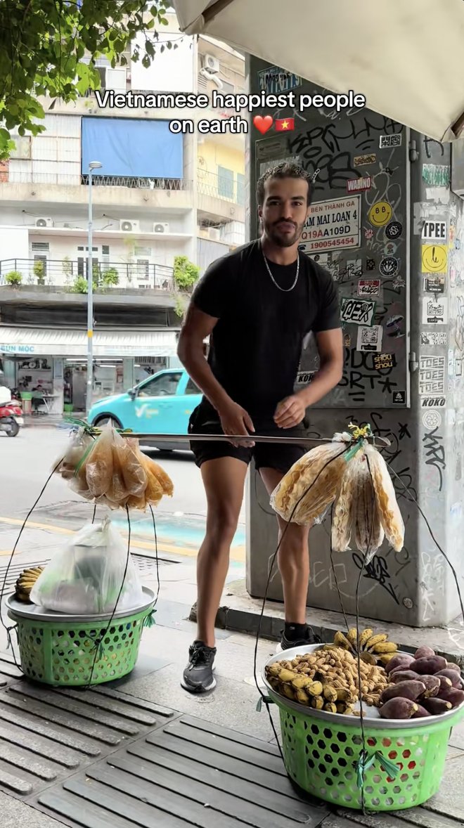 Khách Tây phải nhận “trái đắng” khi dám thử gánh hàng rong vỉa hè Việt Nam- Ảnh 1. Khách Tây phải nhận “trái đắng” khi dám thử gánh hàng rong vỉa hè Việt Nam- Ảnh 1.