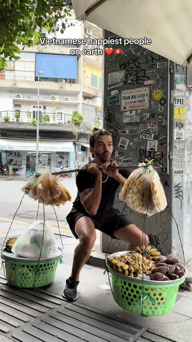 Khách Tây phải nhận “trái đắng” khi dám thử gánh hàng rong vỉa hè Việt Nam- Ảnh 2. Khách Tây phải nhận “trái đắng” khi dám thử gánh hàng rong vỉa hè Việt Nam- Ảnh 2.