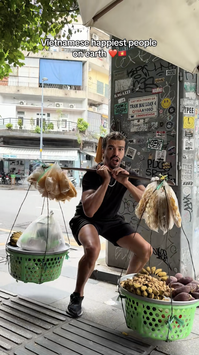 Khách Tây phải nhận “trái đắng” khi dám thử gánh hàng rong vỉa hè Việt Nam- Ảnh 3. Khách Tây phải nhận “trái đắng” khi dám thử gánh hàng rong vỉa hè Việt Nam- Ảnh 3.