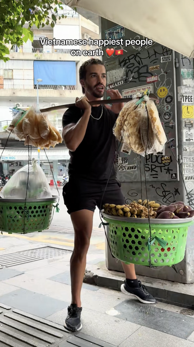 Khách Tây phải nhận “trái đắng” khi dám thử gánh hàng rong vỉa hè Việt Nam- Ảnh 4. Khách Tây phải nhận “trái đắng” khi dám thử gánh hàng rong vỉa hè Việt Nam- Ảnh 4.