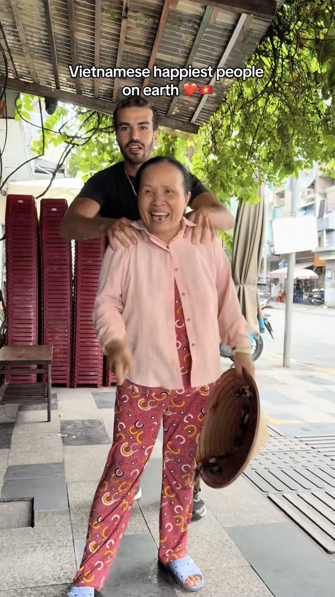 Khách Tây phải nhận “trái đắng” khi dám thử gánh hàng rong vỉa hè Việt Nam- Ảnh 6. Khách Tây phải nhận “trái đắng” khi dám thử gánh hàng rong vỉa hè Việt Nam- Ảnh 6.