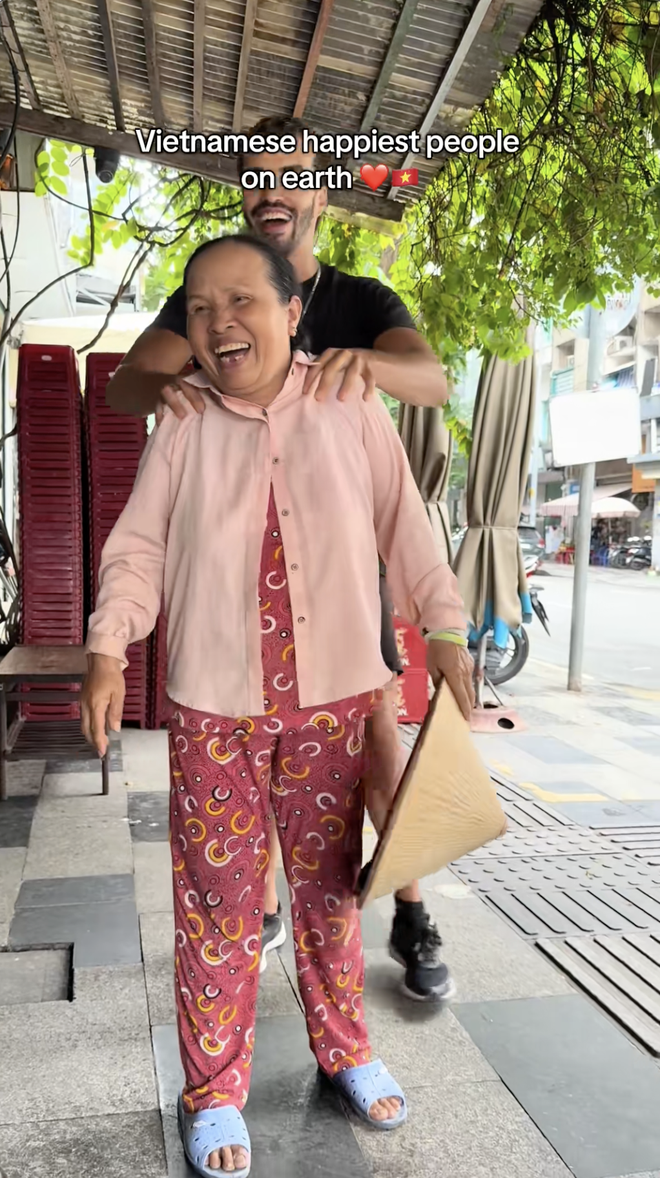 Khách Tây phải nhận “trái đắng” khi dám thử gánh hàng rong vỉa hè Việt Nam- Ảnh 5. Khách Tây phải nhận “trái đắng” khi dám thử gánh hàng rong vỉa hè Việt Nam- Ảnh 5.