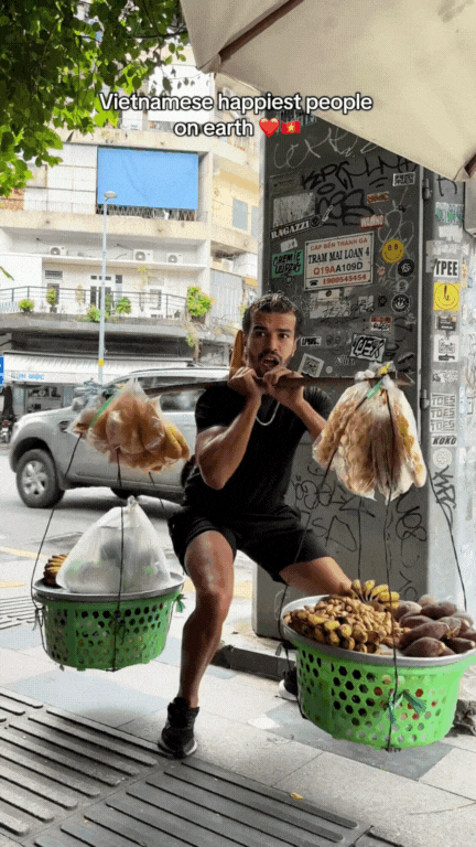 Khách Tây phải nhận “trái đắng” khi dám thử gánh hàng rong vỉa hè Việt Nam- Ảnh 7. Khách Tây phải nhận “trái đắng” khi dám thử gánh hàng rong vỉa hè Việt Nam- Ảnh 7.