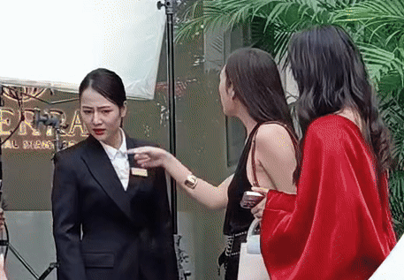 Lộ cảnh đánh ghen nữ diễn viên phim giờ vàng, dân mạng bỗng thấy mừng- Ảnh 1.