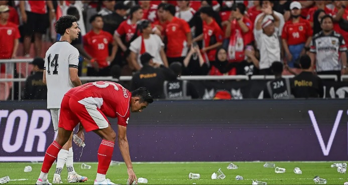 HLV Indonesia liên tục… đấm vào ghế vì chán nản, cầu thủ thì bật khóc trên sân- Ảnh 1.