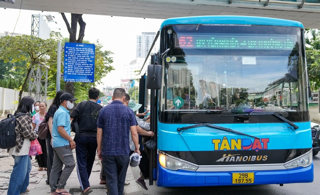 Hà Nội lắp đặt được 247 trụ sạc cho xe điện trên nhiều tuyến phố- Ảnh 1.