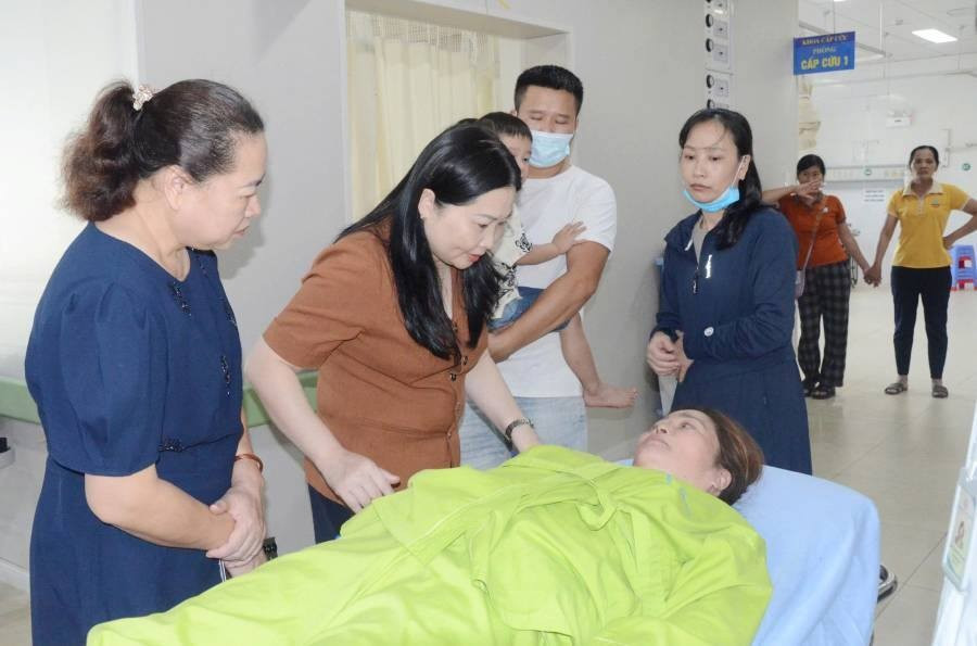 Vụ lật xe khách ở Lào Cai: Số người thương vong tăng lên 23- Ảnh 3. Vụ lật xe khách ở Lào Cai: Số người thương vong tăng lên 23- Ảnh 3.