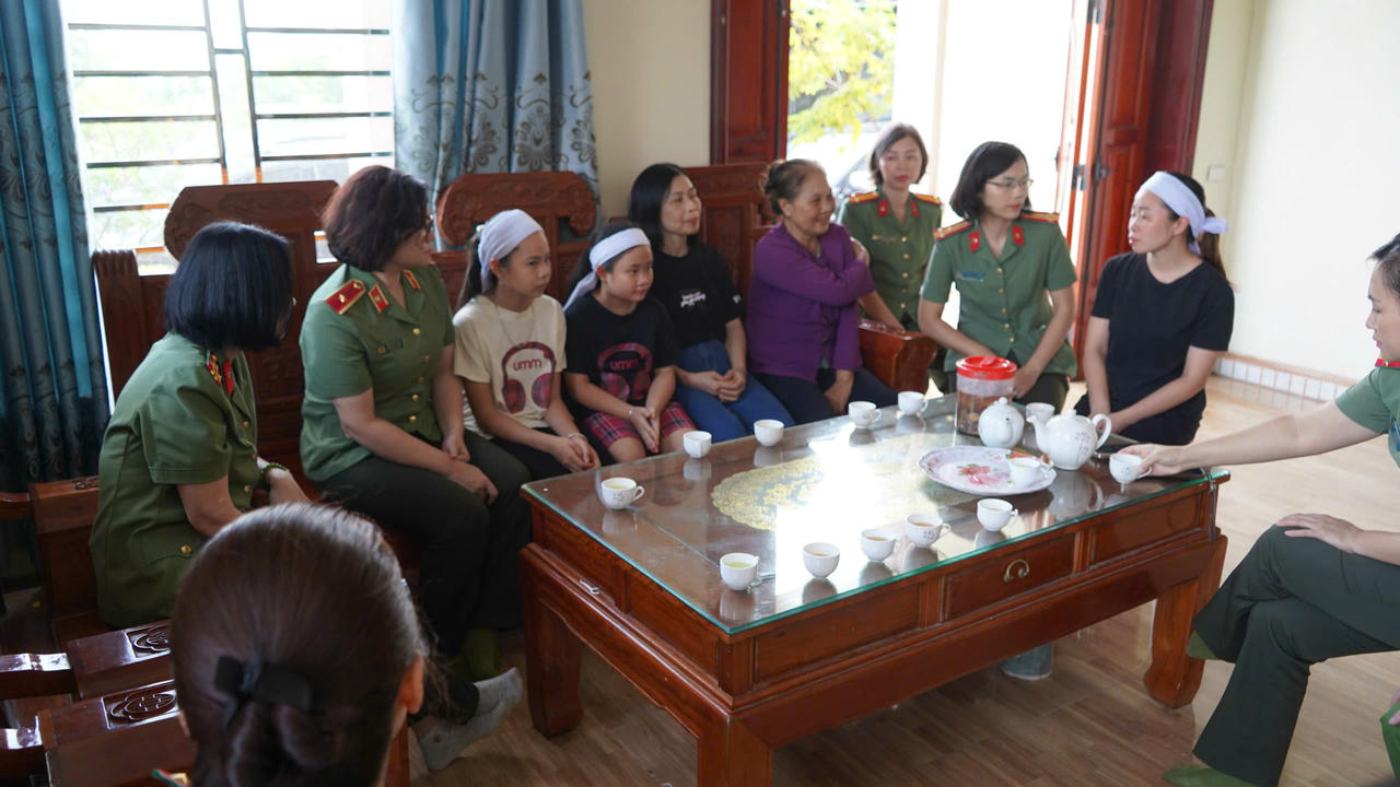 2 con của Tổ trưởng bảo vệ an ninh hy sinh trong lũ dữ sẽ được phụ nữ công an tỉnh Thái Nguyên đỡ đầu- Ảnh 2.