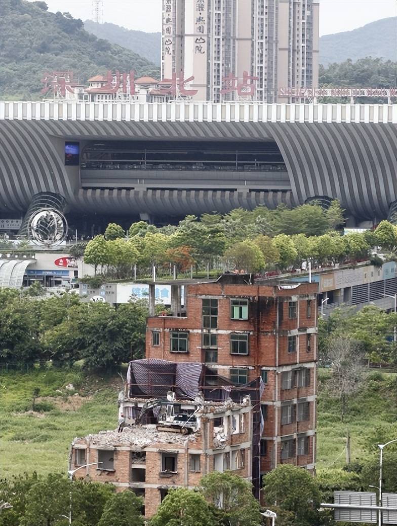 Tòa nhà 1000m2 từ chối hơn 74 tỷ đồng tiền đền bù, không chịu di dời khiến đại dự án bị “đắp chiếu” suốt 7 năm: “Nhà tôi giá trị gấp nhiều lần con số đó”- Ảnh 1. Tòa nhà 1000m2 từ chối hơn 74 tỷ đồng tiền đền bù, không chịu di dời khiến đại dự án bị “đắp chiếu” suốt 7 năm: “Nhà tôi giá trị gấp nhiều lần con số đó”- Ảnh 1.