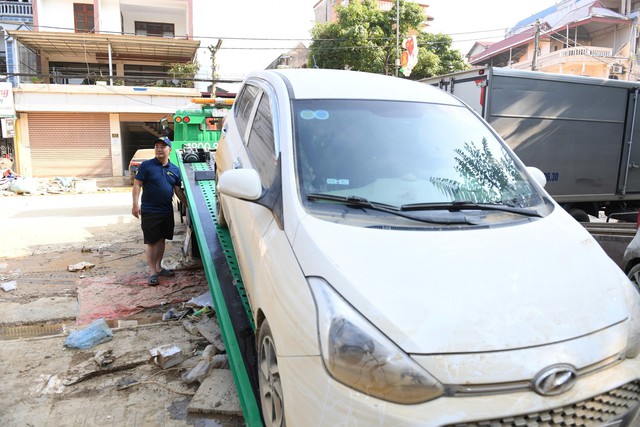 Xe ngâm lũ 3 ngày đặc kín bùn đất, nằm la liệt ở Thái Nguyên: Cứu hộ căng mình giải cứu- Ảnh 1. Xe ngâm lũ 3 ngày đặc kín bùn đất, nằm la liệt ở Thái Nguyên: Cứu hộ căng mình giải cứu- Ảnh 1.
